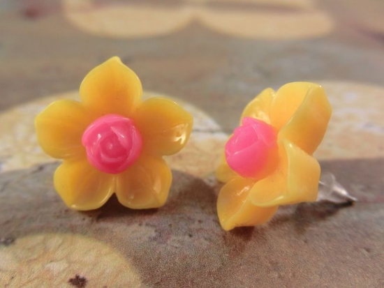 Preview: Blümchen Flower Ohrstecker Blüte gelb pink